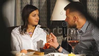 情侣浪漫约会。 恋爱中的情侣在咖啡厅拥抱和喝酒